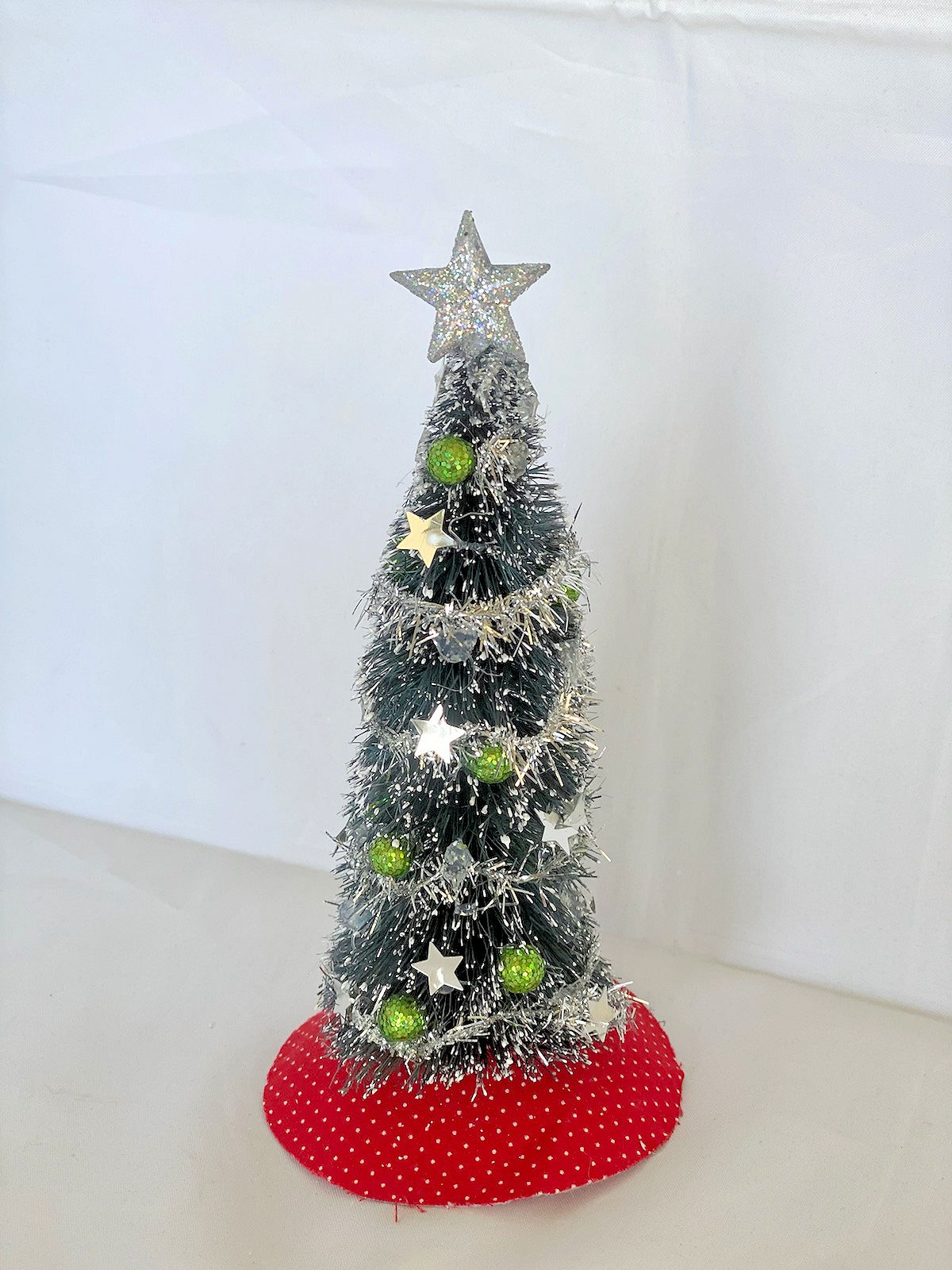 Christmas tree w/wreath-Traditional w/silver tinsel - Click Image to Close